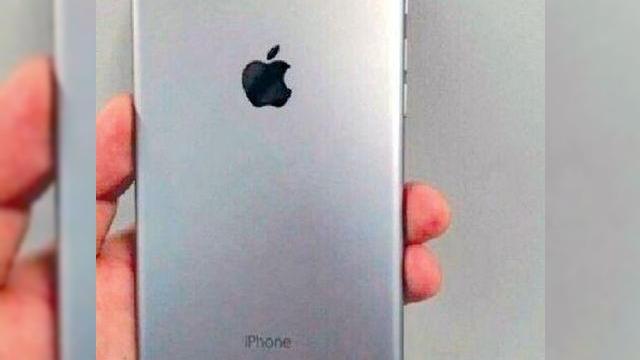 <b>O posibilă fotografie a lui iPhone 7 Plus oferă detalii despre integrarea camerei duale în spate şi un Smart Connector</b>Zilele trecute vedeam un posibil modul de cameră duală&nbsp;pentru iPhone 7 Plus şi azi avem o fotografie cu &icirc;ntreg terminalul, cu provenienţa din China. Putem vedea astfel metoda prin care e integrată camera duala şi aparent descoperim şi un...