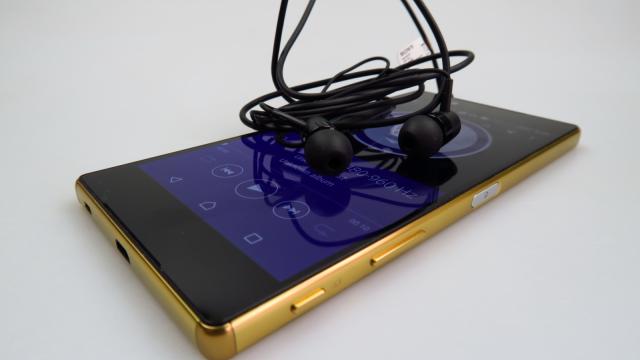 <b>Sony Xperia Z5 Premium, vine cu difuzoare frontale stereo, dar putere a volumului sub așteptări</b>În ce priveşte acustica, beneficiem de două difuzoare frontale, foarte discret integrate prin decupaje deasupra şi sub ecran. Playerul muzical a ajuns din Walkmanul care îmi plăcea maxim un banal Music, care e doldora de opţiuni şi are un UI confuz.