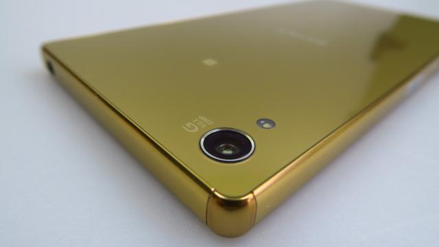 <b>Sony Xperia Z5 Premium a găsit rețeta câștigătoare pentru camera sa, iar cei 23 de megapixeli lucrează în sfârșit perfect!</b>În spatele lui Sony Xperia Z5 Premium se află o cameră de 23 de megapixeli, cu senzor de 1/2.3 inch şi autofocus hibrid de 0.03 secunde, dar şi zoom digital 8X. Camera frontală este de 5 MP, iar revenind la cea principală, ea nu are stabilizare optică..