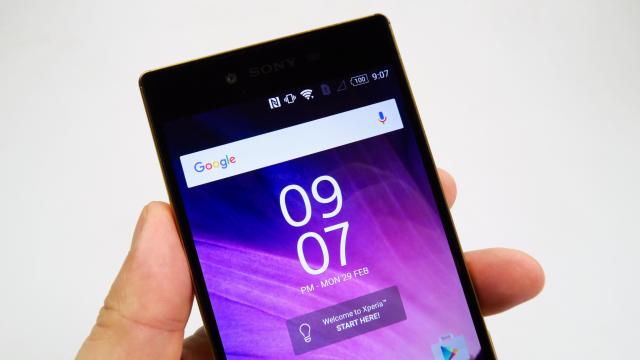 <b>Cum se prezintă Sony Xperia Z5 Premium din punct de vedere al sistemului de operare și al interfeței grafice</b>Sony Xperia Z5 Premium rulează Android 5.1.1 Lollipop (între timp a primit Android 6.0 Marshmallow) cu skinul Xperia clasic, adică pe bază de transperanță, nuanţe de alb şi meniuri deschise lateral. E o experienţă coezivă cu alte produse Sony..