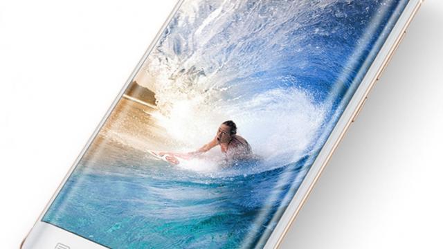 <b>Vivo Xplay 5 în versiunea cu 4 GB RAM și procesor Snapdragon 652, disponibil de astăzi în China la un preț de 566 dolari</b>Primul smartphone din lume cu 6 GB memorie RAM a fost dezvăluit oficial chiar pe data de 1 martie, iar începând de astăzi publicul chinez poate achiziționa noul model. Aflăm că prețurile pentru Vivo Xplay 5 încep de la 566 dolari,...