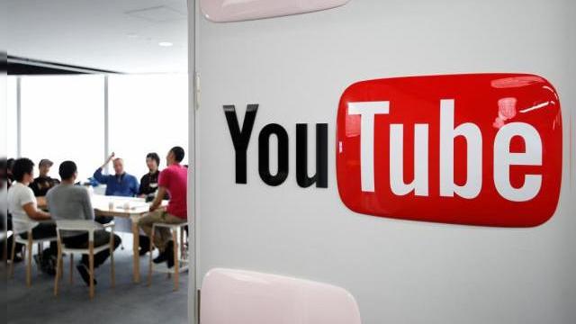 <b>YouTube adaugă o funcţie de blurare a obiectelor şi fețelor, chiar şi în mişcare</b>Suntem &icirc;n epoca lui "citizen journalism", &icirc;n care omul de r&acirc;nd ia &icirc;n propriile m&acirc;ini povesti unice şi le reda ca un jurnalist online, folosind tehnologia modernă. YouTube a adăugat la funcţiile sale de editare şi un tool...