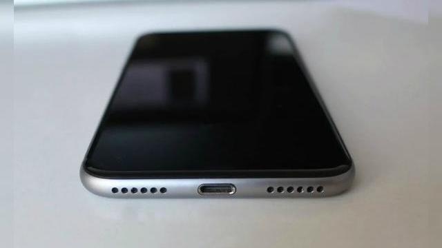 <b>Posibile imagini cu iPhone 7 își fac apariția pe web; vedem noul setup al antenelor și lipsa butonului home</b>Cu toate că lansarea lui iPhone 7 este programată abia pentru luna septembrie a acestui an, zvonurile și scăpările nu ezită a-și face apariția &icirc;ncă de pe acum. După c&acirc;teva fotografii ce ne prezentau carcasa viitorului smartphone,...