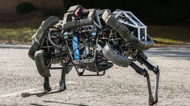 <b>Producătorul de roboţi deţinut de Google, Boston Dynamics e scos la vânzare, la doar câţiva ani după achiziţia Google</b>Vestea că Google a cumpărat un producător de roboţi era primită cu mare tam-tam cu c&acirc;ţiva ani &icirc;n urmă şi unii visau deja la Skynet şi Terminator. Azi aflăm că Google a scos la v&acirc;nzare Boston Dynamics, firma mai sus...