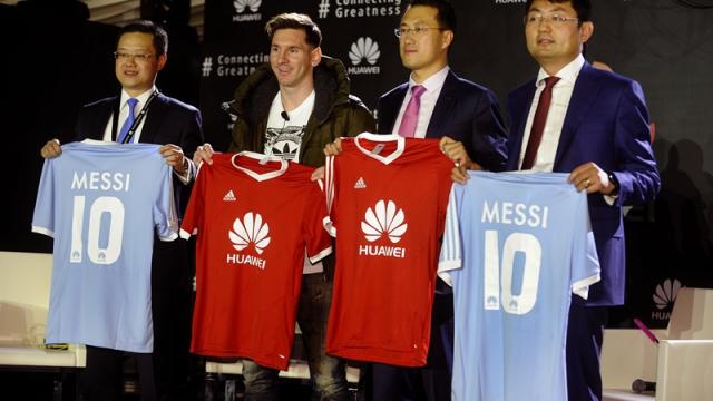 <b>Lionel Messi devine Ambasador Global Huawei, va utiliza oficial un smartphone Huawei Mate 8</b>După ce Robert Lewandovski a fost cooptat de Huawei ca ambasador de brand, fiind imaginea terminalelor de anul trecut, azi aflăm că şi multiplul c&acirc;ştigător de Baloane de Aur Lionel Messi devine Ambasador de Brand Huawei. El va folosi oficial...