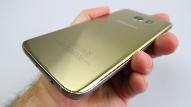 <b>Samsung Galaxy S7 Edge, un design rafinat faţă de predecesor, un adevărat Bugatti Chiron al telefoanelor</b>Samsung Galaxy S6 Edge a fost superb, iar cumva Galaxy S7 Edge reuşeşte să fie şi mai şi. El devine mai puţin alunecos pe măsură ce te obişnuieşti cu el şi rama metalică ce iese în relief ajută la aderență..