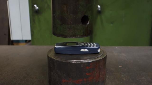<b>Nokia 3310 versus presă hidraulică: modelul iconic Nokia ajunge abţibild (Video)</b>Nokia 3310 este cel mai popular şi mai uşor de recunoscut telefon al companiei finlandeze, un adevărat icon al vremurilor c&acirc;nd Nokia servea drept etalon. Cunoscut că "telefon indestructibil" şi sursă a numeroase meme-uri, azi vedem acest...