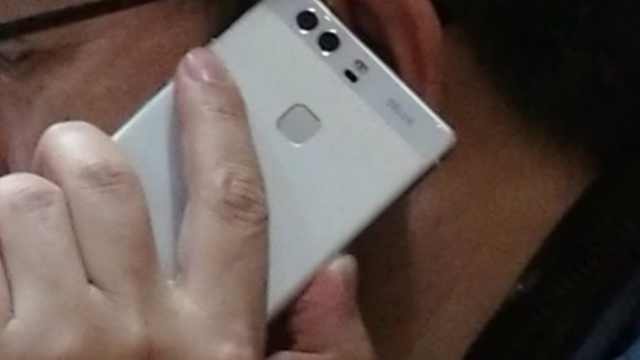 <b>Preşedintele Huawei fotografiat cu un telefon cu camera duala la ureche; Foarte probabil e Huawei P9</b>Peste aproximativ 2 săptăm&acirc;ni debutează noul telefon flagship Huawei P9, care a fost deja subiectul unor scăpări detaliate, la nivel de imagini 3D şi fotografii hands on. Cea mai nouă scăpare are iz oficial şi vine chiar de la preşedintele...