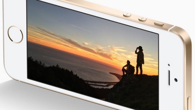 <b>iPhone SE ajunge la Telekom România din 7 aprilie; Disponibil online şi în magazine</b>Telekom Rom&acirc;nia a anunţat că va aduce proaspăt anunţatul iPhone SE &icirc;n magazinele sale &icirc;ncep&acirc;nd cu data de 7 aprilie 2016. Terminalul a debutat &icirc;n cadrul evenimentului Apple de pe 21 martie şi e cel mai puternic telefon...
