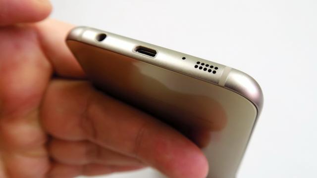 <b>Samsung Galaxy S7 Edge, multimedia fără playerul clasic, dar cu egalizarea de top</b>Când vine vorba de multimedia, avem un singur difuzor în zona inferioară a lui Galaxy S7 Edge. Playerul Music a dispărut, dar poate fi descărcat din Galaxy Apps şi folosim în schimb Google Play Music. Totuşi opţiunile de egalizare au rămas la..