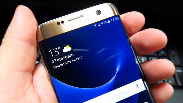 <b>Samsung Galaxy S7 Edge, benchmark-uri de top, performanță ridicată</b>Samsung Galaxy S7 Edge vine în 2 versiuni, una cu procesor Qualcomm Snapdragon 820 şi una cu procesor Exynos 8890. Noi am testat-o pe a doua, iar modelul cu Snapdragon 820 e disponibil doar în SUA, China şi Japonia. Procesorul Exynos 8890 este..
