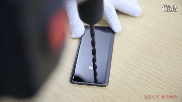 <b>Xiaomi Mi 5 Pro rezistă la bormaşina la care urechile tale nu rezistă, datorită unui spate ceramic dur (Video)</b>Personal nu rezist la mai mult de 5 minute de sunet de bormaşina de la vecini, dar mai rezistent dec&acirc;t mine e telefonul de mai jos, Xiaomi Mi 5 Pro. El ia contact cu bormaşina direct şi culmea e că supravieţuieşte acestui test. &nbsp; &nbsp;...