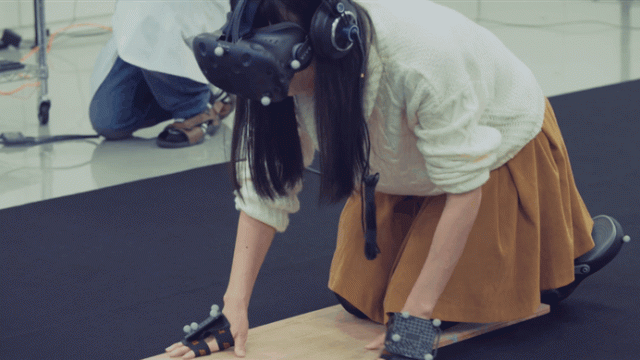 <b>HTC Vive provoacă spaimă şi ţipete într-un test la mare înălţime (Video)</b>HTC Vive &icirc;şi continuă ascensiunea, după un număr impresionant de precomenzi&nbsp;av&acirc;nd parte şi de aportul celor de la Namco Bandai, care au creat un joc pentru această platformă. De fapt, e mai mult dec&acirc;t un joc, e o experienţă...