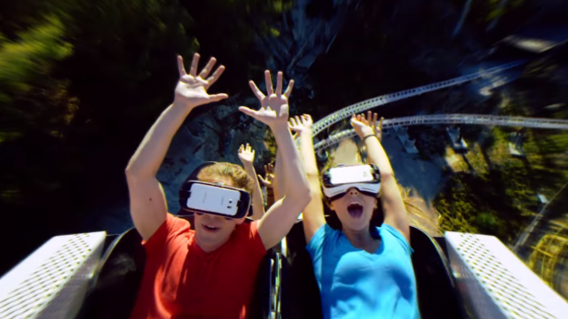 <b>Rollercoaster + realitate virtuală = distracţia perfectă; Un parc de distracţii din SUA le combină pe cele două perfect (Video)</b>&Icirc;n vreme ce unii se dau pe rollercoaster virtual folosind un headset VR, alţii ţipă şi se lupta cu gravitaţia pe rollercoastere reale. Şi apoi vine nivelul următor, cel al combinaţiei dintre cele două metode de divertisment. Lanţul Six...