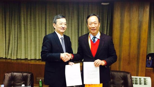 <b>Foxconn încheie preluarea Sharp contra sumei de 3.5 miliarde de dolari</b>Foxconn şi Sharp au semnat ieri &icirc;nţelegerea care finalizează preluarea Sharp de către mamutul taiwanez ce produce iPhone-uri şi roboţi, printre altele. Tranzacţia fusese anunţată de ceva vreme şi valorează 3.5 miliarde de dolari. &nbsp;...