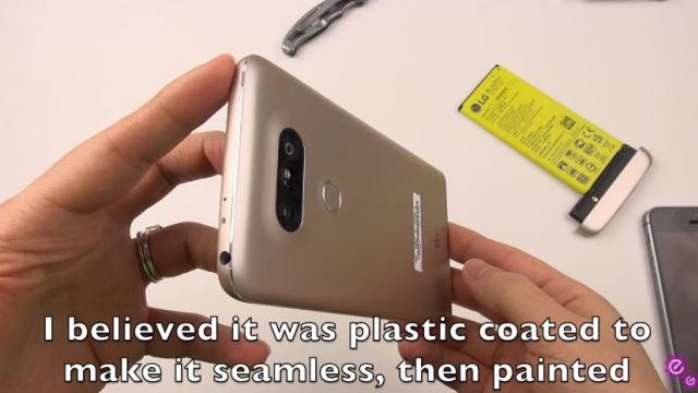 <b>LG răspunde legat de descoperirea că LG G5 are carcasa din metal acoperită cu plastic (Video)</b>Cu c&acirc;teva zile &icirc;n urma descopeream că LG G5 ar avea exteriorul carcasei acoperit cu material plastic , aplicat peste metal, deşi LG promova handsetul drept unul cu corp metalic unibody. Azi celebra bloggerita tech Erica Griffin ne prezintă...