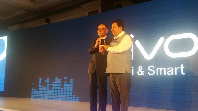 <b>Vivo lansează telefoanele Vivo V3 şi V3 Max, cu preţ de pornire de 270 de dolari, dotări generoase (Video)</b>Producătorul asiatic de telefoane Vivo a anunţat astăzi două noi smartphone-uri, care deşi nu au chiar dotările lui X6s şi X6s Plus, vin cu specificaţii atractive. E vorba despre Vivo V3 şi Vivo V3 Max, detaliate mai jos. &nbsp; Vivo V3 vine cu...