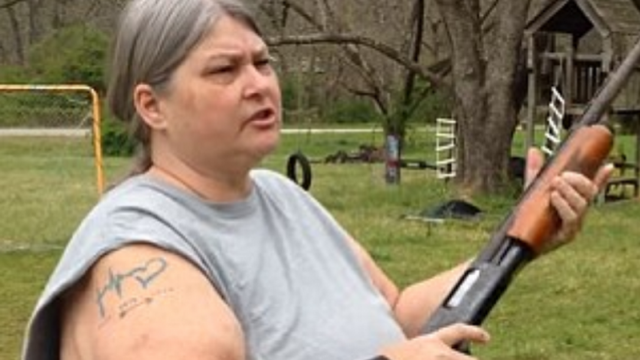 <b>O mamă nervoasă din SUA distruge iPhone 5c-ul copiilor săi zdrobindu-l cu barosul şi trăgând în el cu puşca (Video)</b>Într-o scenă desprinsă parcă din "Duck Dynasty", clipul de mai jos prezintă o mamă nervoasă din SUA, care distruge un smartphone. E vorba despre iPhone 5c, iar terminalul aparţine copiilor săi. E drept că unui sudist pursânge nu îi trebuie prea mult