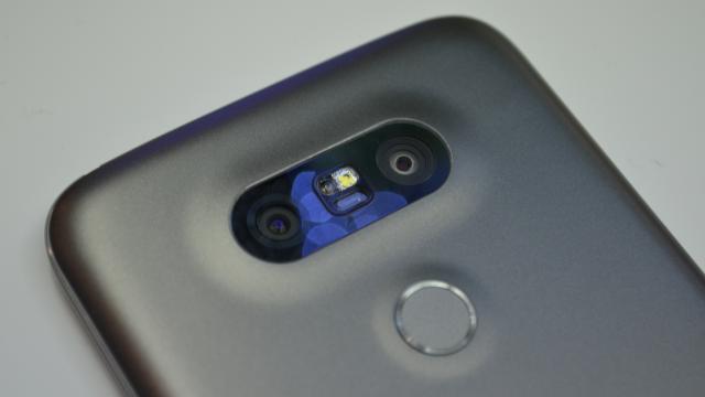 <b>O husă oficială pentru LG G5 confirmă existenţa lui LG G5 SE, fiind compatibilă și cu acel model</b>Apariția unei huse oficiale pentru LG G5 confirmă și existența unei versiuni mid-range denumite G5 SE. Telefonul ar urma să vină cu display de 5.3 inch, cu 3 GB memorie RAM și cel mai probabil cu un procesor octa-core Qualcomm Snapdragon 652 de 1.8 GHz