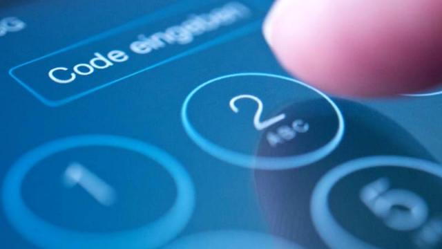 <b>Un grup de hackeri profesionişti a colaborat cu FBI pentru a debloca iPhone-ul teroriştilor din San Bernardino; O nouă breşă de securitate ar fi fost descoperită</b>Povestea dintre Apple vs. FBI continuă și astăzi, moment în care aflăm că un grup de hackeri profesioniști au colaborat cu agenția federală de investigații pentru a debloca iPhone-ul teroristului implicat în atacul din San Bernardino