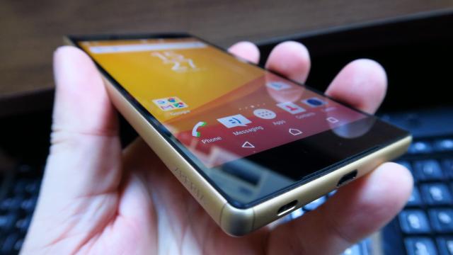 <b>Sony Xperia Z5, design compact şi elegant, dar tăios</b>Sony Xperia Z5 este telefon este compact şi elegant şi păstrează acea alură de lingou de aur a lui Xperia Z5 Premium. Handsetul vine pe negru, auriu, verde sau alb şi măsoară 7.3 mm în grosime şi cântăreşte 154 de grame. El este cu 0.5 mm mai..