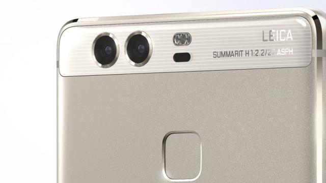 <b>Huawei P9 disponibil la precomandă și pe evoMAG.ro; costă 2.499 lei și vine pe negru sau argintiu</b>De astăzi smartphone-ul Huawei P9 ajunge și în oferta celor de la evoMAG.ro, retailer ce dă startul unui program de precomandă. La achiziția handset-ului vom primi brățara TalkBand B2 gratuită, dar și garanția VIP extinsă pentru o perioadă de 36 luni
