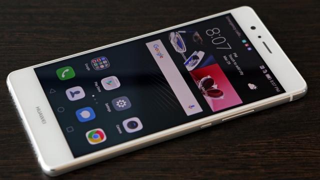 <b>Huawei P9 Lite este listat de către Cel.ro în varianta dual-SIM cu 2 GB memorie RAM; iată prețul de vânzare</b>După numeroase zvonuri ajunse pe web, iată că astăzi avem parte de o surpriză de pe plan local - și anume listarea lui Huawei P9 Lite în oferta retailerului Cel.ro. Este vorba aici despre modelul dual-SIM cu 2 GB memorie RAM, telefon comercializat pentru 