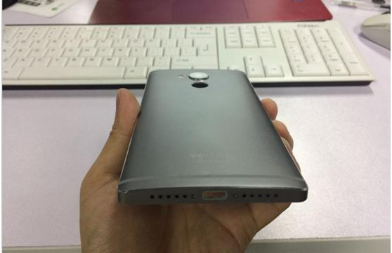 <b>Carcasa lui Vernee Apollo include și inserții din titan, material cunoscut pentru duritatea sa superioară</b>Vernee Apollo a devenit rapid cunoscut de către pasionații de tehnologie, și asta datorită faptului că este cel de-al doilea smartphone de pe piață cu 6 GB memorie RAM la bord. Primim un procesor deca-core MediaTek Helio X20, un display QHD de 5.5 inch și