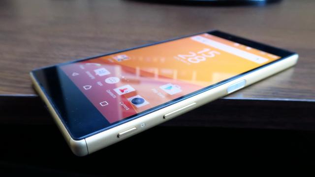 <b>Sony Xperia Z5, benchmarkuri în grafic cu modelele Snapdragon 810</b>Sony Xperia Z5 vine cu un procesor Qualcomm Snapdragon 810 (octa core), GPU Adreno 430, 3 GB RAM şi 32 GB stocare. Primim şi slot microSD şi terminalul are o interfaţă fluidă şi nu suferă de lag. Parcă e chiar şi mai fluid după actualizarea la