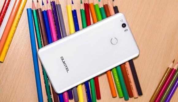 <b>Specificațiile lui Oukitel K6000 Premium ies la iveală; vom primi un procesor deca-core Helio X20 și 6 GB memorie RAM</b>Producătorul chinez Oukitel ne pregătește o variantă îmbunătățită a phablet-ului K6000, model ce va fi însoțit de numele Premium în coada denumirii sale. Ca dotări, primim un display AMOLED de 5.5 inch, 6 GB memorie RAM și un procesor deca-core Helio X20