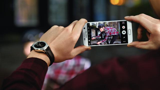 <b>Samsung ar urma să lanseze un senzor foto de 1/1.7 inch pentru smartphone-urile din seria Galaxy</b>Un zvon ajuns astăzi pe web ne dezvăluie posibilitatea ca Samsung să pregătească un senzor de 1/1.7 inch pentru smartphone-urile din seria Galaxy. Acest modul ar urma să ofere o rezoluție cuprinsă între 18 - 24 megapixeli, oferind totodată o deschidere f/