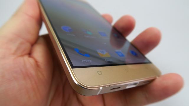<b>Allview X3 Soul: design metalic ultrasubțire atractiv, nu foarte original</b>Allview X3 Soul este realizat din metal în proporţie de 89% şi aduce un format unibody familiar. El măsoară doar 6.9 mm în grosime, adică exact cât iPhone 6 şi cântăreşte 147.6 grame, fiind deci mai subţire şi mai uşor decât Samsung Galaxy A5 (2016)..