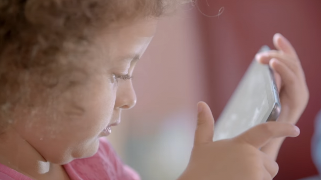 <b>Samsung lansează o nouă aplicaţie care îi opreşte pe cei mici să ţină telefoanele sau tabletele prea aproape de ochi (Video)</b>Astăzi, cei de la Samsung anunță lansarea unei noi aplicații interesante, una ce îi oprește pe cei mici să țină telefoanele sau tabletele prea aproape de ochi. Sistemul propus aici se folosește de recunoașterea facială pentru a calcula distanța de la