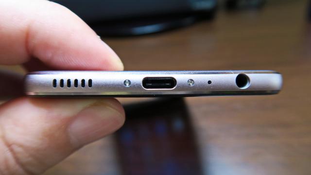 <b>Huawei P9: Multimedia de flagship, acustică de petrecere</b>Nu am aşteptări deosebite de la telefoanele Huawei, când vine vorba de acustică. Ele sunt de obicei bunicele şi atât şi adoptă mereu acea abordare de design cu două grile în zona inferioară, dar doar una e pentru un difuzor. Huawei P9 în schimb..