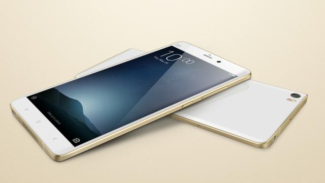 <b>Xiaomi Max ni se prezintă într-o imagine 3D; afișează design asemănător lui Mi 5 și scanner de amprente la pachet</b>Am auzit în urmă cu doar câteva zile despre un nou phablet pregătit de către Xiaomi, și anume despre modelul Max. Acest terminal cu diagonală generoasă de 6.4 inch se afișează astăzi într-o primă randare de presă, oferindu-ne posibilitatea de a privi