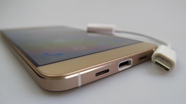 <b>Allview X3 Soul - baterie şocant de bună</b>X3 Soul integrează o baterie Li-Po de 3150 mAh, care a oferit la testul de playback video HD în bucla un rezultat spectaculos, de 12 ore şi 1 minut. Astfel el a depăşit nume mari, precum Samsung Galaxy Note 5, Samsung Galaxy S6 Edge+