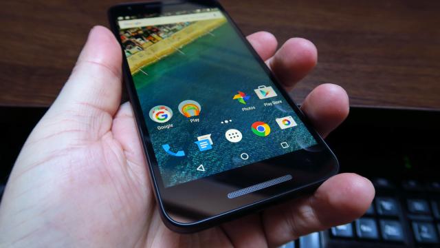 <b>LG Nexus 5X: două difuzoare la preţ de unul, doar unul e pentru multimedia (teoretic)</b>Când vine vorba de acustică, acest smartphone nu vine cu o pereche de căşti la pachet, dar se remarcă prin ceea ce par a fi două difuzoare frontale. De fapt sunt doar 2 grile de difuzoare și doar cel de jos e pentru ascultarea de muzică