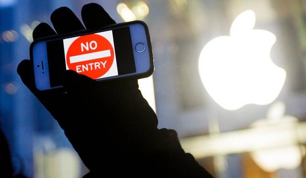 <b>FBI ar fi plătit peste 1 milion de dolari hackerilor care au deblocat iPhone-ul teroriştilor din San Bernardino</b>Potrivit unei informații sosite pe web, se pare că FBI ar fi plătit peste 1 milion de dolari hackerilor ce au deblocat iPhone-ul teroriștilor implicați în cazul din San Bernandino. Chiar directorul FBI, James Comey oferă detalii despre acest subiect, 