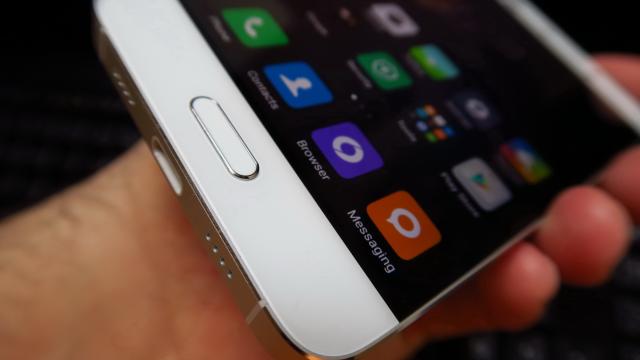 <b>Xiaomi Mi 5: Baterie excelentă, încărcare la nivel superior pentru USB Type-C</b>Nu ne aşteptam să vedem o baterie prea bună pe Xiaomi Mi 5, pentru simplul fapt că e un telefon foarte subţire şi uşor, chiar mai compact decât Galaxy S7. Capacitatea de 3.000 mAh a unităţii Li-Po sună bine pe hârtie..