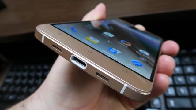 <b>Allview X3 Soul: Multimedia cu volum insuficient</b>În ce priveşte acustica, Allview X3 Soul oferă 2 grile în zona sa inferioară, dar doar cea din dreapta e asociată unui difuzor. Pe device găsim preinstalate două playere muzicale, Music şi Play Music iar terminalul oferă şi un boost de volum..