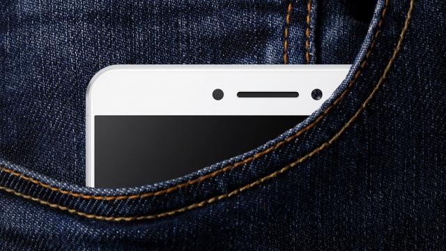 <b>Phablet-ul Xiaomi Mi Max de 6.4 inch ni se prezintă într-un teaser oficial</b>Pentru luna mai cei de la Xiaomi ne pregătesc lansarea unui produs ceva mai inedit, fiind vorba despre uriașul phablet Max a cărui diagonală măsoară 6.4 inch. Zvonurile văd procesorul Snapdragon 820 adus la interior, și cel mai probabil un chip de 6 GB