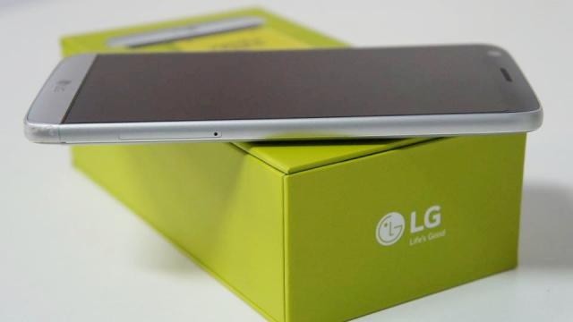 <b>LG G5 ajunge și în oferta CEL.ro la prețul de 2.999 lei; este disponibil în stoc chiar acum</b>Smartphone-ul LG G5 este disponibil de astăzi și în oferta celor de la Cel.ro, un magazin ce comercializează produsul în cauza pentru suma de 2999 lei. Avem la dispoziție varianta cu 32 GB spațiu intern de stocare ce vine pe argintiu sau negru, în funcție