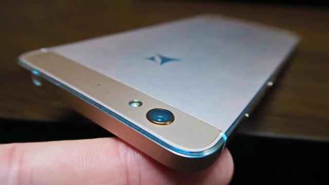 <b>Allview X3 Soul: camera lui OnePlus X reîncarnată</b>Allview X3 Soul integrează o cameră principală de 13 megapixeli, cu blitz LED şi Phase Detection Autofocus, dar şi deschidere F/2.0. Camera focalizează în 0.1 secunde, cel puţin aşa ni se promite pe hârtie. Senzorul camerei este un Samsung S5K3M2