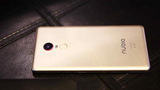 <b>ZTE Nubia X8 va sosi în cel puțin 3 variante pe piață; una dintre acestea vine cu CPU Snapdragon 823</b>Dacă Xiaomi dezvoltă un phablet de 6.4 inch, se pare că nici ceilalți producători de origine chineză nu se lasă mai prejos, ZTE fiind compania ce urmează a aduce pe piață modelul Nubia X8. Acesta va opta pentru o diagonală de 6.44 inch și va sosi în cel 