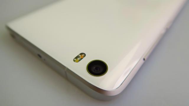 <b>Xiaomi Mi 5: Camera cu 10-15% sub marile flagship-uri din 2016</b>Xiaomi Mi 5 se prezintă la apel cu o cameră care la prima vedere pare mai slabă decât ce oferă rivalii flagship din acest an. Mă refer aici strict la ceea ce se vede la exterior şi nu la rezoluţie. Primim un senzor de 16 megapixeli, cu stabilizare optică