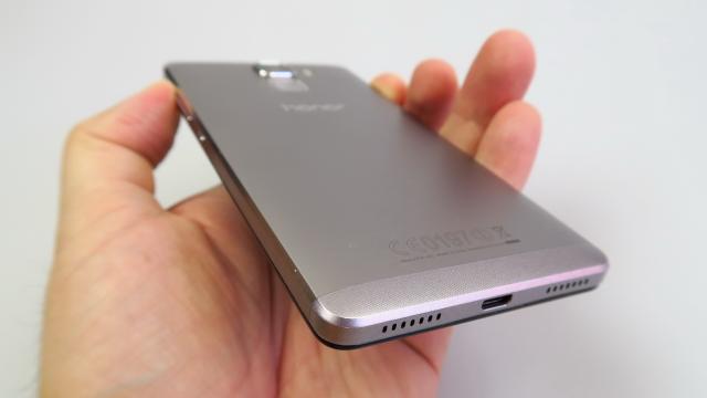 <b>Huawei Honor 7: Multimedia ancorată în performanţele lui Honor 6</b>Sunt meloman şi pasionat de muzică, aşa că îmi pasă foarte mult la ce ascult melodiile preferate în mers. Fac şi combinaţii inedite precum căşti EarPods cu un Galaxy S4 sau căşti Sony în tandem cu un Galaxy S5. La Huawei Honor 7 nu am primit căşti..