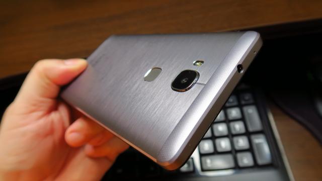 <b>Huawei Honor 5X: Design superior faţă de predecesor, chiar şi faţă de Honor 7</b>Sunt puţine telefoanele cu carcase din metal în gama de preţ de 1200-1300 lei, dar Huawei nu s-a ferit de această abordare. Având în teste simultan Huawei Honor 5X şi Huawei Honor 7, nu m-am putut abţine să nu le compar, iar Honor 5X nu iese deloc şifonat