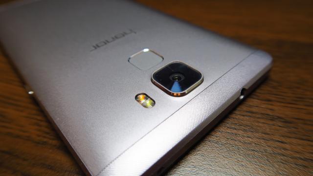 <b>Huawei Honor 7: Cameră foarte familiară, cu un pachet optic echilibrat</b>Huawei Honor 7 se bazează pe un senzor foto destul de popular, cel de 20 de megapixeli văzut de noi în acţiune şi pe Lenovo Vibe X3, dar şi pe Sony Xperia M5. E un senzor Sony IMX 230, cu Phase Detection Autofocus şi focalizare în 0.1 secunde