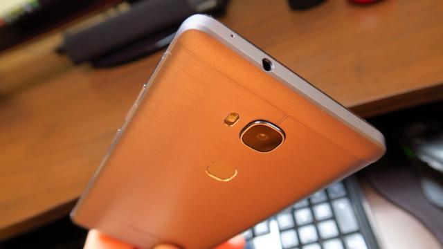 <b>Huawei Honor 5X: Hardware diversificat, ceva mai vestic</b>În anumite privinţe Huawei Honor 5X nu e un salt prea mare de la Huawei Honor 4X, dar există şi câteva aspecte care s-au schimbat în mod interesant. Să luăm doar procesorul spre exemplu. Honor 5X a mers pe mâna americanilor de la Qualcomm