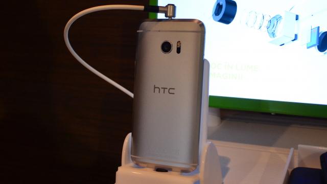 <b>HTC 10 lansat oficial în România; vine la un preț recomandat de 3.299 lei și ne aduce un display QHD </b>În cadrul unui eveniment ce a avut loc dis-de-dimineață în București, filiala locală HTC ne-a prezentat oficial noul flagship intitulat HTC 10. Telefonul a fost introdus de o serie de oficiali ai companiei, fiind scos în prim-plan senzorul de 12 megapixel